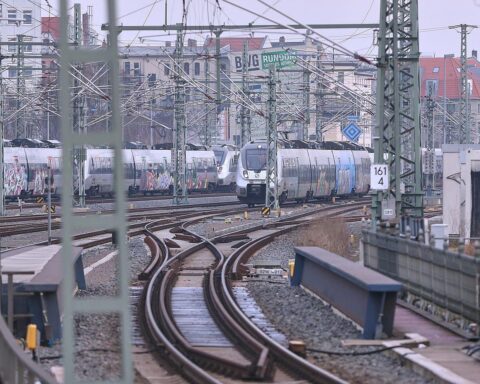 S-Bahn-Züge in Bonn, Hinweis auf gestiegene Nahverkehr-Trassenentgelte der Bahn.
