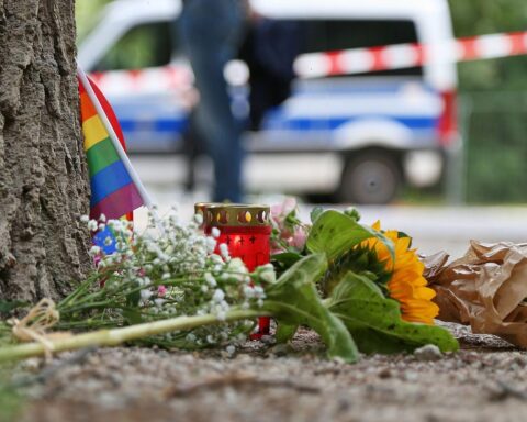 Nach Todesfahrt beim CSD: abgesperrter Berliner Tatort mit Einsatzkräften, Verletzten und Polizei.