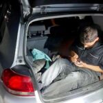 Ein 15-Jähriger wird im Kofferraum eines Pkw transportiert; Bundespolizei kontrolliert im Archivfoto.