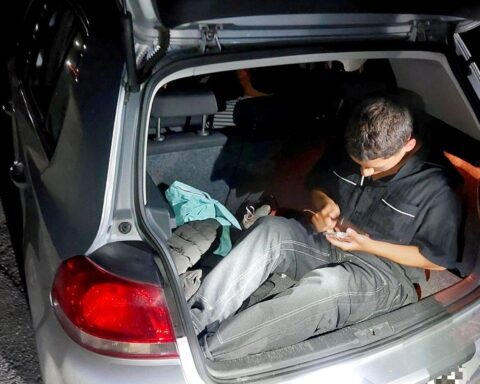 Ein 15-Jähriger wird im Kofferraum eines Pkw transportiert; Bundespolizei kontrolliert im Archivfoto.