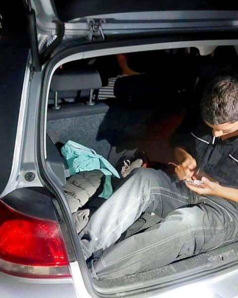 Ein 15-Jähriger wird im Kofferraum eines Pkw transportiert; Bundespolizei kontrolliert im Archivfoto.