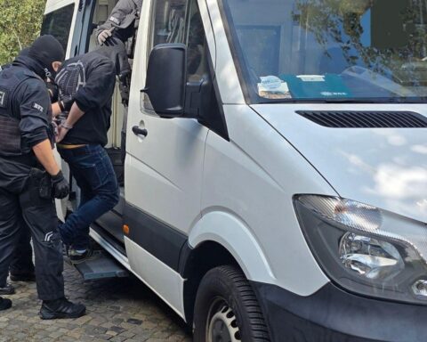 Bundespolizei bei Festnahme im Rotlichtmilieu: Durchsuchungen in Hamburg, verdächtiger Schleuser festgenommen.