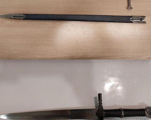 Archivfoto: Stichwaffen, darunter Messer, als Symbol für Polizeikontrollen am Hauptbahnhof Hannover.