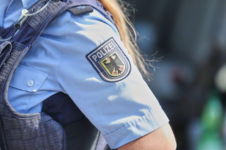 Bundespolizei-Archivfoto: Beamte kontrollieren am Hauptbahnhof Halle (Saale) bei Schwerpunkt-Einsätzen im Bahnverkehr.