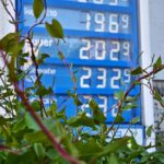 Tankstelle mit Preisanzeigetafel, symbolisiert aktuelle Entwicklungen rund um Spritpreise in Deutschland.