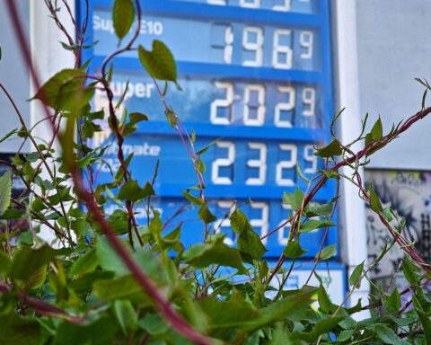 Tankstelle mit Preisanzeigetafel, symbolisiert aktuelle Entwicklungen rund um Spritpreise in Deutschland.
