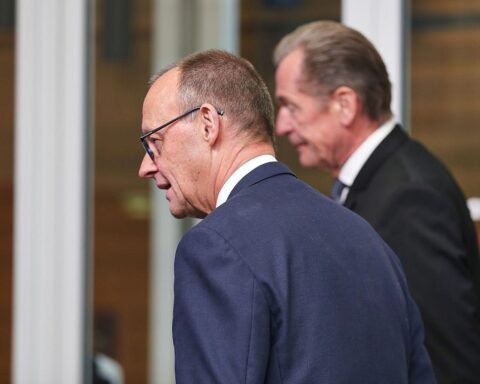 Bundeskanzler Merz und Verleger Döpfner bei einem vertraulichen Gespräch in Berlin.