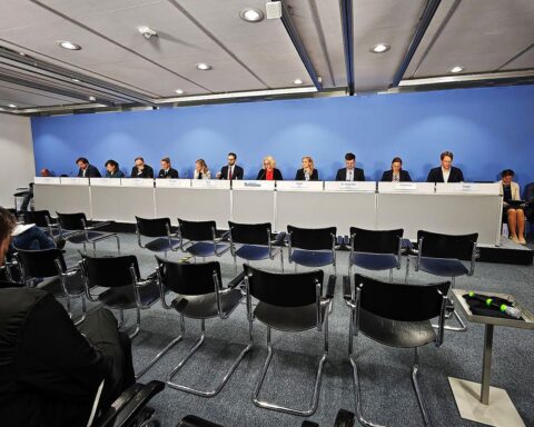 Regierungspressekonferenz in Berlin: stellvertretender Regierungssprecher Steffen Meyer spricht über FIFA, WM und Investoren.