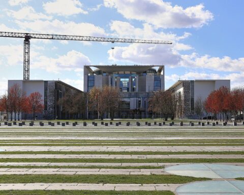 Modernes Bundeskanzleramt mit Fokus auf Künstliche Intelligenz und Zusammenarbeit der Ministerien.