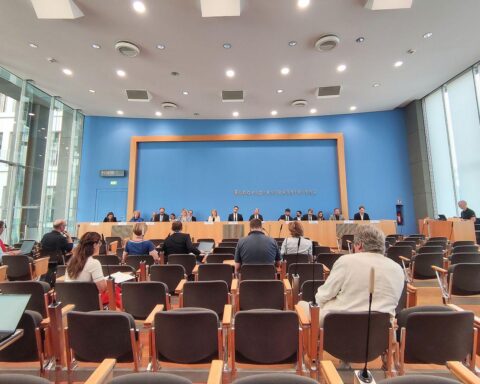 Regierungspressekonferenz in Berlin: Bundeskanzler Merz im Fokus, Bundesregierung kommentiert Vergeltungsliste nicht.