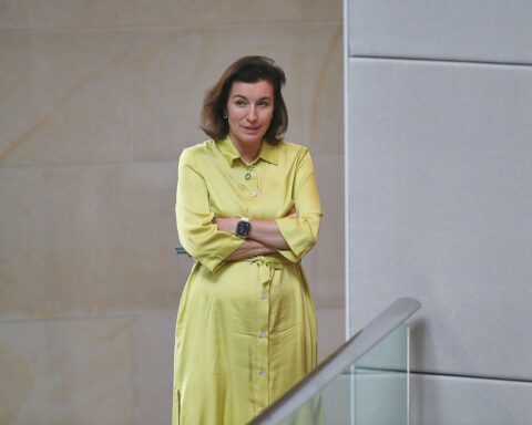 Dorothee Bär (Archiv) vor Hintergrund: Europa-Kommission startet Ausschreibung für KI-Gigafabriken.