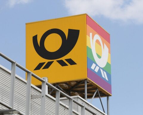 Die Deutsche Post vor einem symbolischen Hintergrund, um Wettbewerb und Steuervorteile zu verdeutlichen.