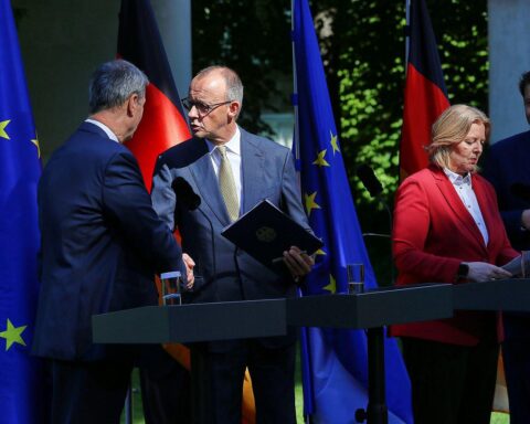 Regierungssprecher präsentiert Einschränkungen des Informationsfreiheitsgesetzes; Presse und Verbände kritisieren.