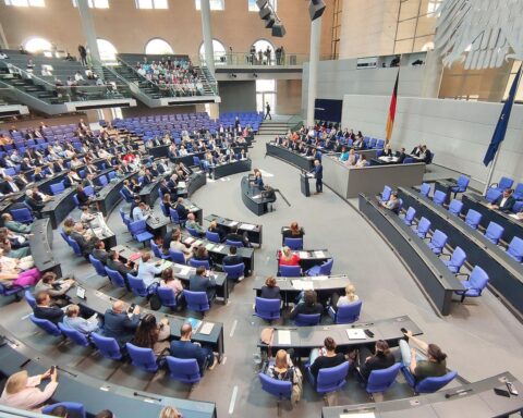 Bundestagssitzung: Abgeordnete debattieren über umstrittenes Sparpaket für Gesetzliche Krankenversicherung.