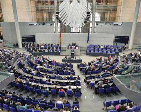 Bundestagsabgeordnete diskutieren über antragsloses Kindergeld für Familien in Deutschland.