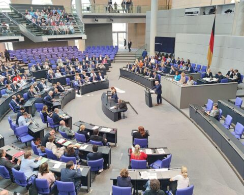 Bundestagsabgeordnete in Sitzung, Diskussion über Diätenerhöhung, Einigkeit aller Fraktionen, Finanzkrise.