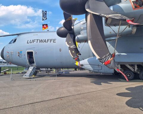 Ein Airbus A400M zeigt deutsche Luftbrückenhilfe bei Waldbrandbekämpfung in Südwestfrankreich bei Bordeaux.