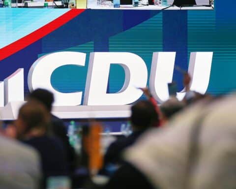 CDU-Logo vor Frankfurt Skyline, Parteitag 2027 geplante Wiederkehr nach Hessen, Termin bestätigt.