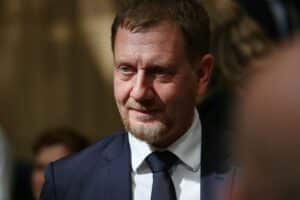Konservative Politiker: Michael Kretschmer im Archivfoto, umstrittene CDU-Position zur AfD „Brandmauer“ im Hintergrund.