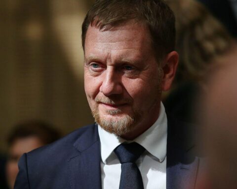 Konservative Politiker: Michael Kretschmer im Archivfoto, umstrittene CDU-Position zur AfD „Brandmauer“ im Hintergrund.