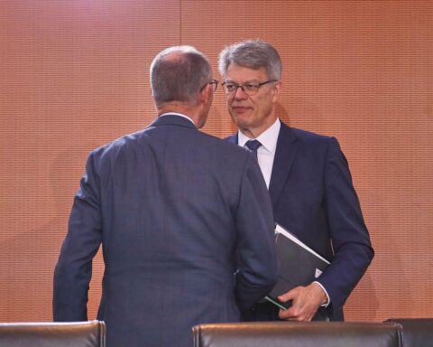 Friedrich Merz und Verkehrsminister Patrick Schnieder im Archivfoto; Merz wird wegen Abberufung kritisiert.