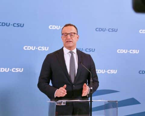 Jens Spahn im Archivfoto, während die CDU Saar seinen Rücktritt als Fraktionsvorsitzenden würdigt.