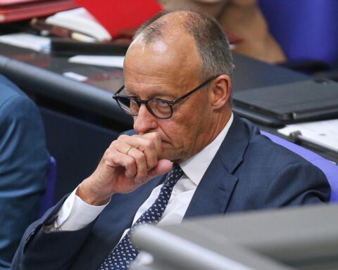 Friedrich Merz steht bei Pressefoto in Berlin; CDU fordert vor Sommerpause soziale Reform-Zusagen.