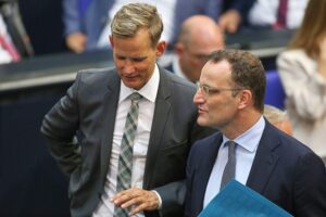 Archivfoto: Hendrik Streeck und Jens Spahn diskutieren, Union plant Personalentscheidungen nach Spahns Rücktritt.