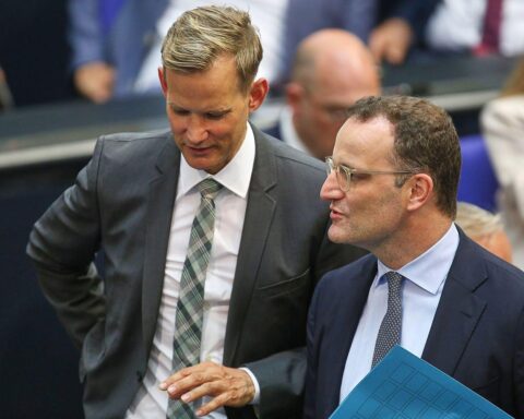 Archivfoto: Hendrik Streeck und Jens Spahn diskutieren, Union plant Personalentscheidungen nach Spahns Rücktritt.