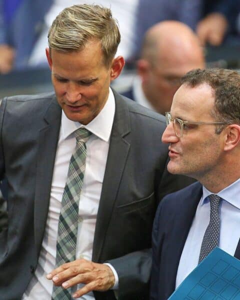 Archivfoto: Hendrik Streeck und Jens Spahn diskutieren, Union plant Personalentscheidungen nach Spahns Rücktritt.