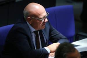 Alexander Throm (CDU) kritisiert Sea-Watch; auf Frontex-Video: vermeintlich fahrtüchtiges Flüchtlingsboot vor Libyen.