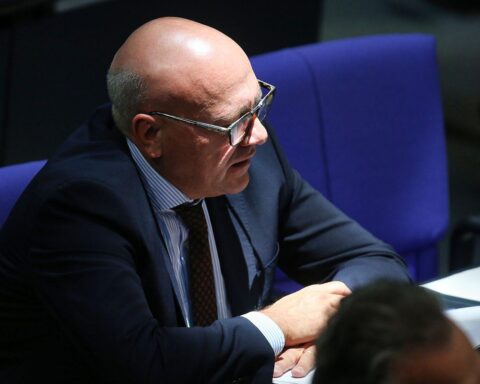Alexander Throm (CDU) kritisiert Sea-Watch; auf Frontex-Video: vermeintlich fahrtüchtiges Flüchtlingsboot vor Libyen.