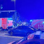Auto fährt beim CSD in Menschenmenge in Berlin; Bilder erinnern an Terroranschlag von 2016.