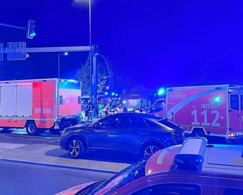 Auto fährt beim CSD in Menschenmenge in Berlin; Bilder erinnern an Terroranschlag von 2016.