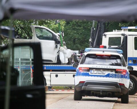 Polizeiabsperrung am Tatort nach Todesfahrt beim CSD in Berlin, 26.07.2026, Ermittlungen im Hintergrund.