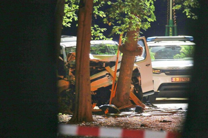 Ein Kleintransporter rast beim CSD in die Menschenmenge im Berliner Tiergarten; Ermittlungs- und Fahndungsfoto.