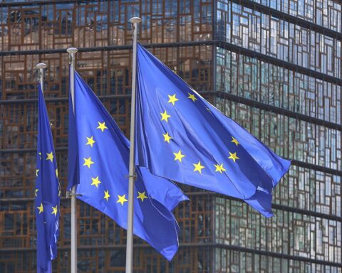EU-Fahnen im Archiv: Monika Hohlmeier fordert, missbräuchliche Corona-Hilfen von EU-Staaten einzufordern.