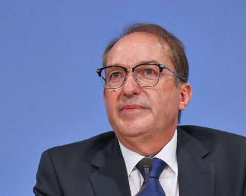 Alexander Dobrindt, Bundesinnenminister der CSU, in der Debatte um Kabinettsumbildung und Postenfrage.