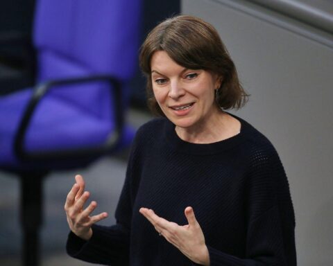 CSU-Abgeordnete Emmi Zeulner kritisiert Gesundheitsministerin Warkens umstrittene Pflegereformpläne in Berlin.