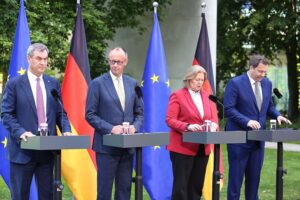 Pressekonferenz mit Caritaspräsidentin Welskop-Deffaa, die Koalitionsreformen und Steuergerechtigkeit bespricht.