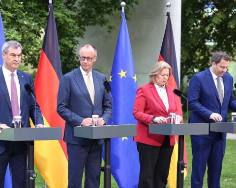 Pressekonferenz mit Caritaspräsidentin Welskop-Deffaa, die Koalitionsreformen und Steuergerechtigkeit bespricht.