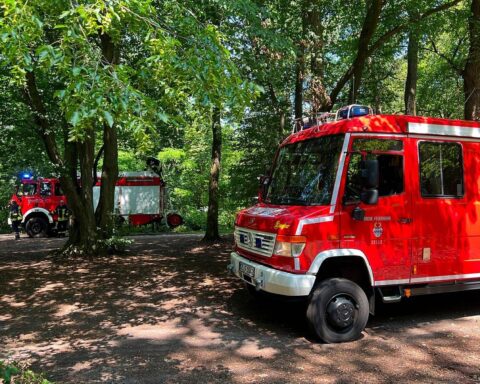Feuerwehr Celle im Einsatz im Fuhsekanal, Rettung eines im Morast feststeckenden Mannes, Hund gerettet.