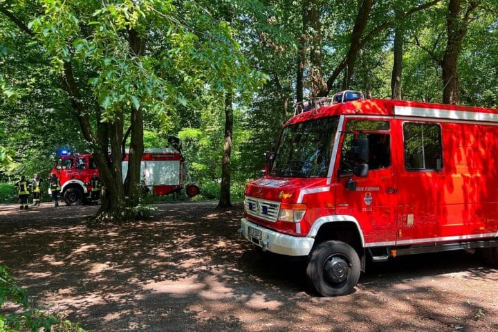 Feuerwehr Celle im Einsatz im Fuhsekanal, Rettung eines im Morast feststeckenden Mannes, Hund gerettet.