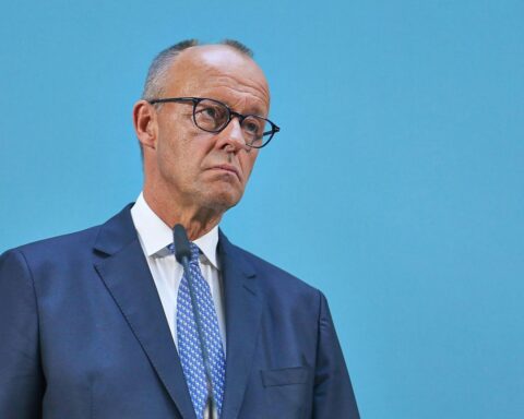 Friedrich Merz fordert Maßnahmen in Ceuta; im Bild der Kanzler vor dem Thema Migration.