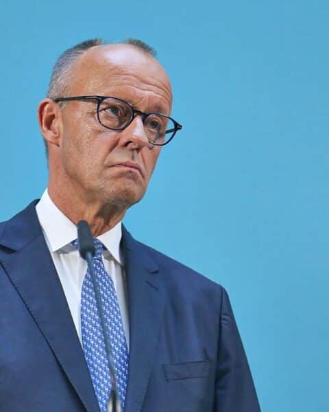 Friedrich Merz fordert Maßnahmen in Ceuta; im Bild der Kanzler vor dem Thema Migration.