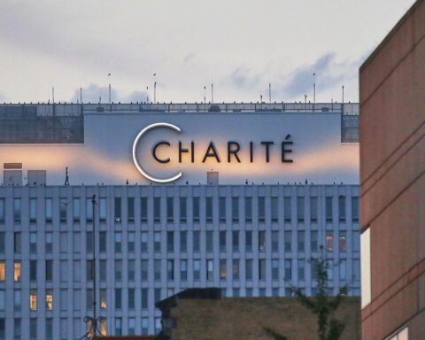 Bild von der Charité mit maroden Gebäuden, symbolisiert Herausforderungen im Berliner Gesundheitswesen.
