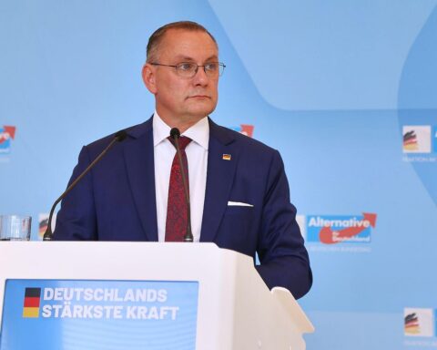 AfD-Chef Tino Chrupalla blickt während eines Deutschlandfunk-Statements zurückhaltend auf mögliche Koalitionen.