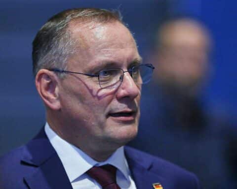 Tino Chrupalla kritisiert Regierungsführung, bezeichnet Boris Pistorius als "Kriegsminister" im Ukraine-Konflikt.