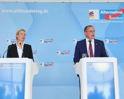 Alice Weidel und Tino Chrupalla lächeln zusammen, symbolisieren ihre Doppelspitze für die AfD.