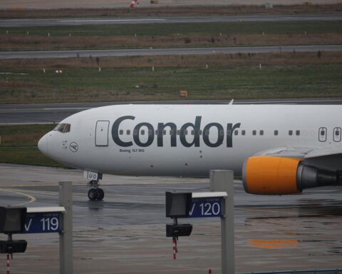 Condor-Logo mit Flugzeug über dem Golf, symbolisiert Investorensuche und internationale Partnerschaften.